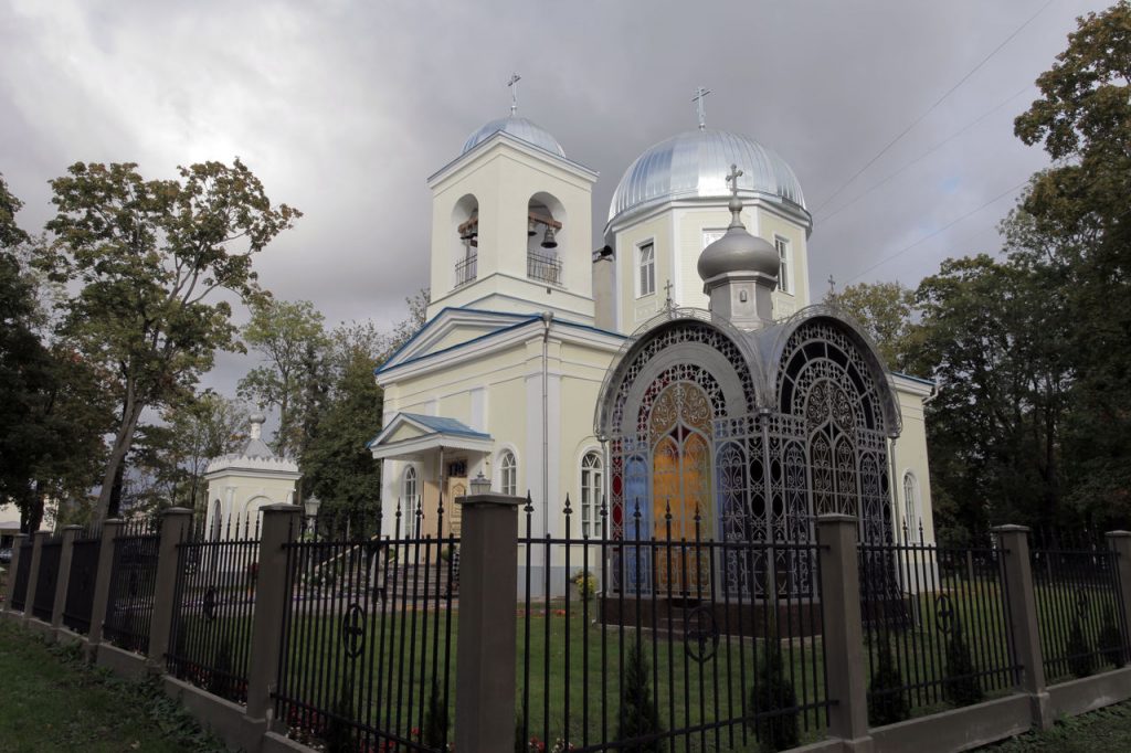 Отреставрированная усыпальница на фоне обновлённого собора.