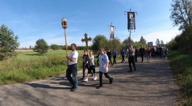Крестный ход из города Зилупе на святой источник в Ополи в праздник Рождества Пресвятой Богородицы
